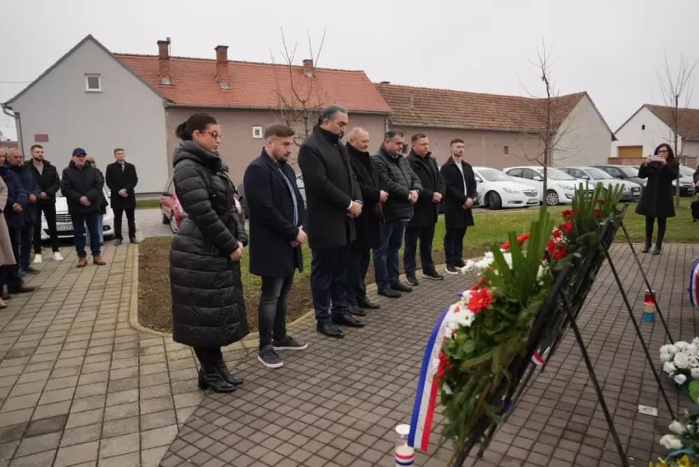 Polaganjem vijenaca i svečanom misom započelo obilježavanje Dana Općine Jakšić