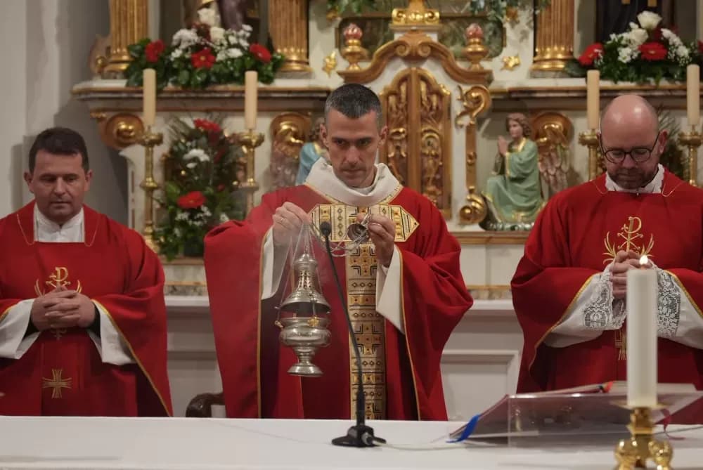 Polaganjem vijenaca i svečanom misom započelo obilježavanje Dana Općine Jakšić