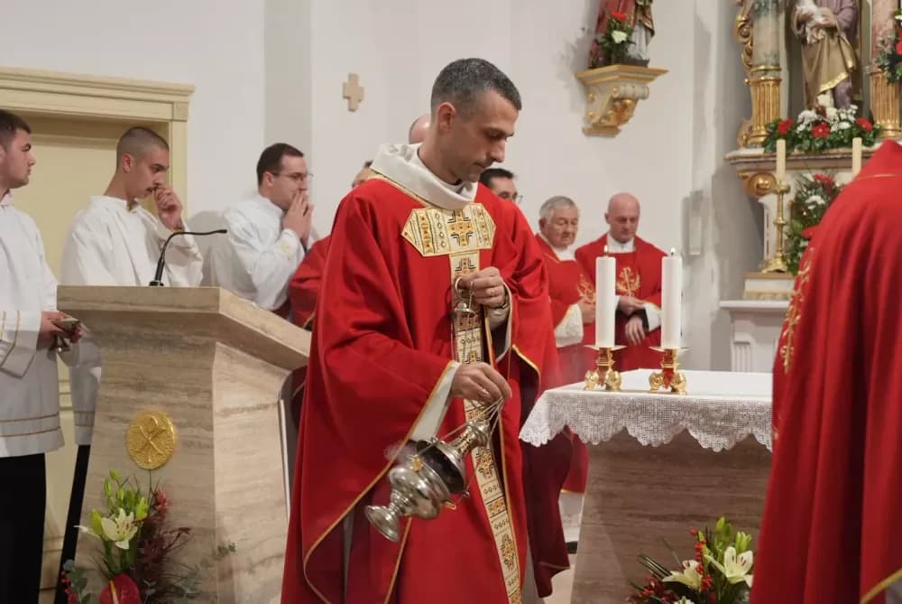 Polaganjem vijenaca i svečanom misom započelo obilježavanje Dana Općine Jakšić