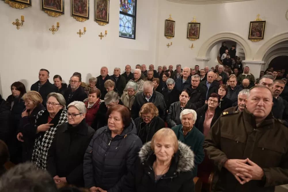 Polaganjem vijenaca i svečanom misom započelo obilježavanje Dana Općine Jakšić