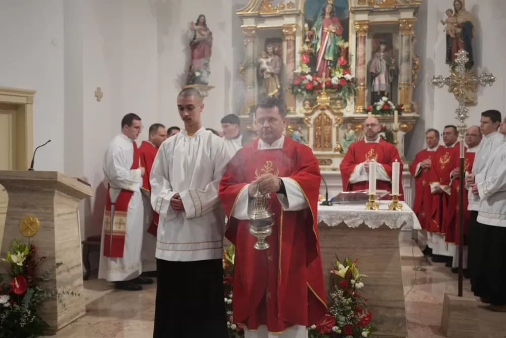Polaganjem vijenaca i svečanom misom započelo obilježavanje Dana Općine Jakšić