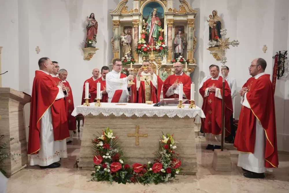 Polaganjem vijenaca i svečanom misom započelo obilježavanje Dana Općine Jakšić