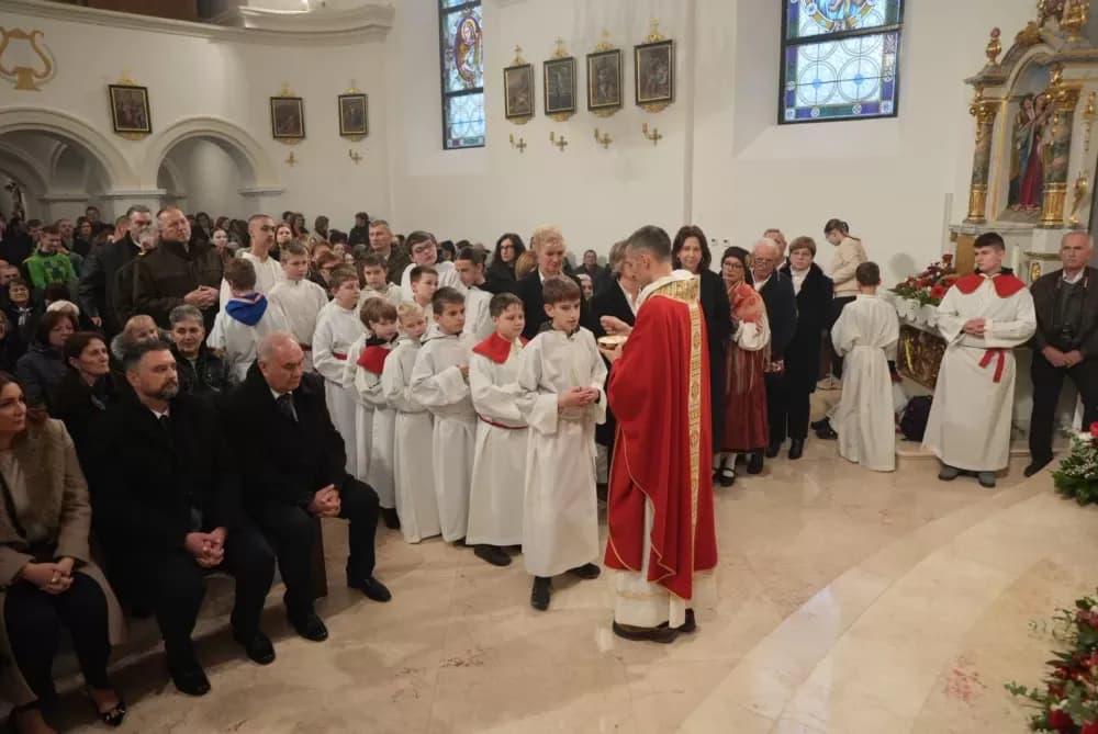Polaganjem vijenaca i svečanom misom započelo obilježavanje Dana Općine Jakšić