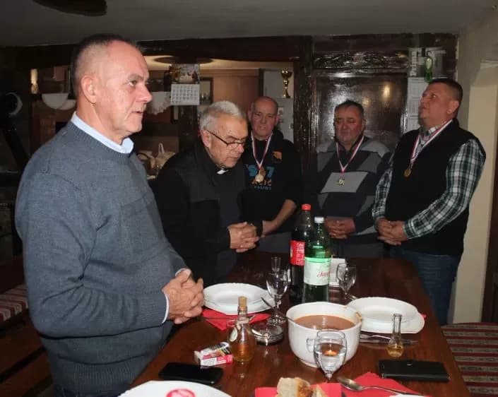 Zajednička večera i druženje nakon osvajanja zlatne medalje