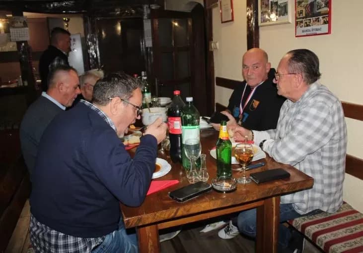 Zajednička večera i druženje nakon osvajanja zlatne medalje