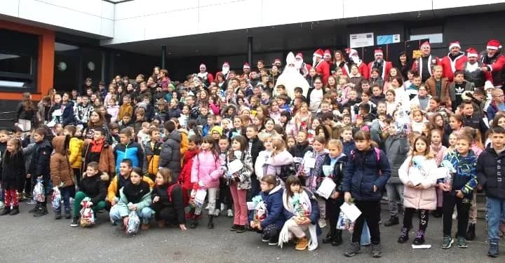 MOTOKLUB „BULLS“: Školskoj djeci i predškolcima podijelili prigodne darove