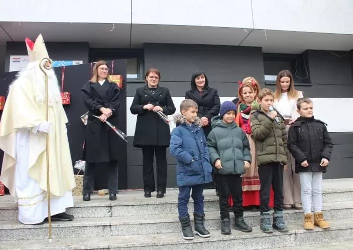 MOTOKLUB „BULLS“: Školskoj djeci i predškolcima podijelili prigodne darove