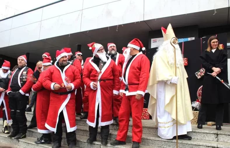 MOTOKLUB „BULLS“: Školskoj djeci i predškolcima podijelili prigodne darove