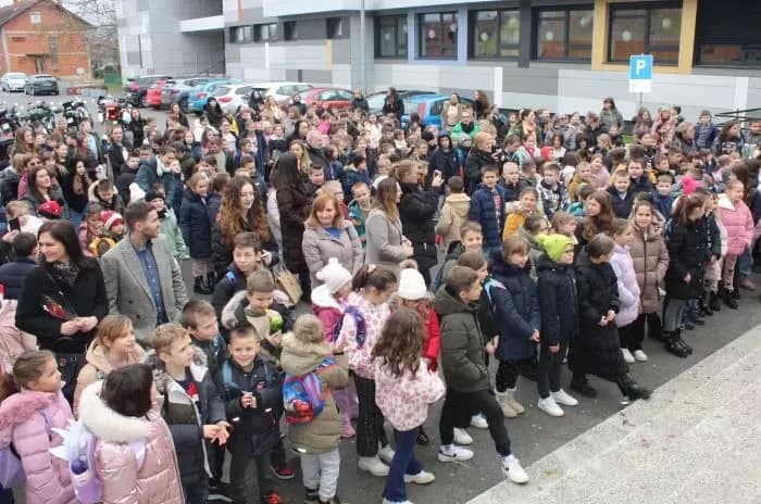 MOTOKLUB „BULLS“: Školskoj djeci i predškolcima podijelili prigodne darove