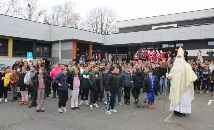 MOTOKLUB „BULLS“: Školskoj djeci i predškolcima podijelili prigodne darove