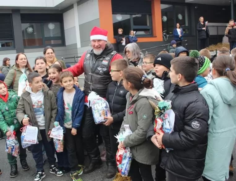 MOTOKLUB „BULLS“: Školskoj djeci i predškolcima podijelili prigodne darove