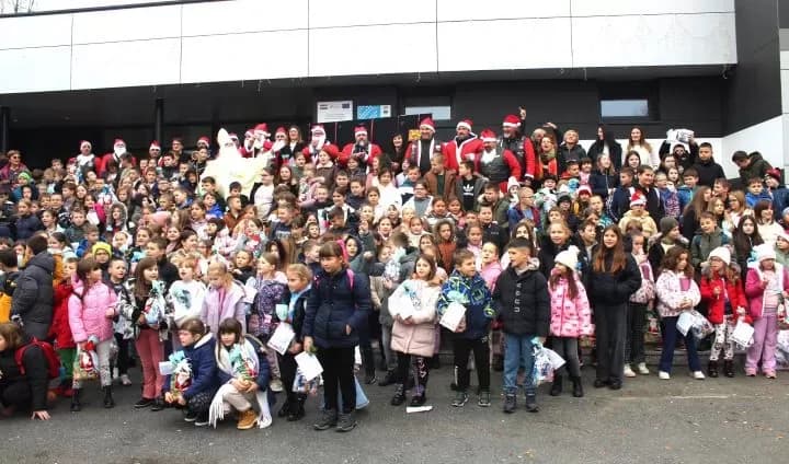 MOTOKLUB „BULLS“: Školskoj djeci i predškolcima podijelili prigodne darove