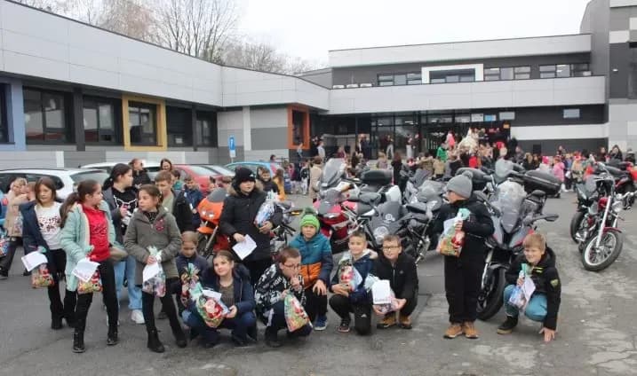 MOTOKLUB „BULLS“: Školskoj djeci i predškolcima podijelili prigodne darove