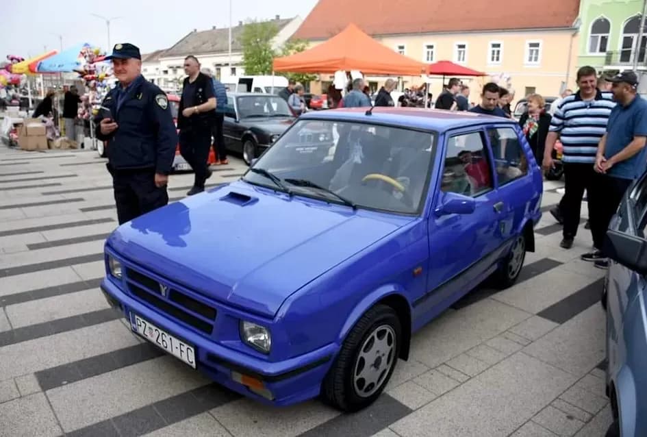 Požeška garaža čuva blago: Siniša Bosanac i rijetki Yugo Cabrio koji mami uzdahe