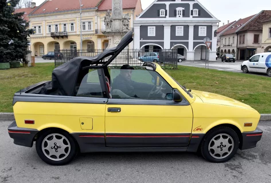 Požeška garaža čuva blago: Siniša Bosanac i rijetki Yugo Cabrio koji mami uzdahe