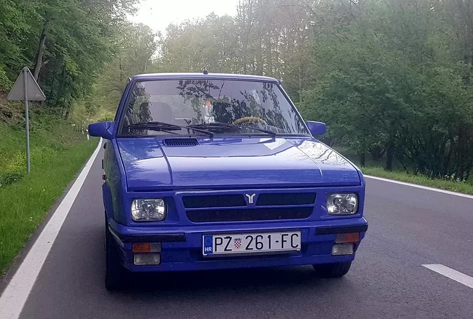 Požeška garaža čuva blago: Siniša Bosanac i rijetki Yugo Cabrio koji mami uzdahe