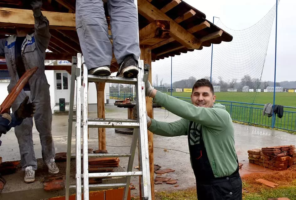 Zajedništvo na Djelu: Kako Nogometaši NK Parasan Pripremaju Veliku Proslavu