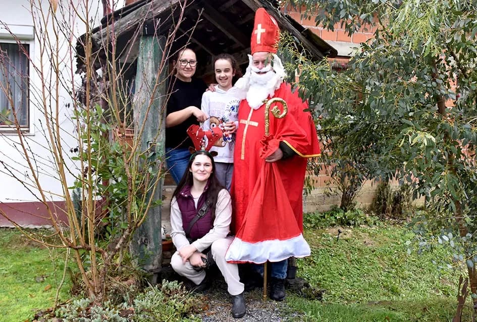 Sveti Nikola po prvi puta razveselio djecu u Štitnjaku: Krampus ostao bez posla, darovi stigli u svaku dobru čizmicu
