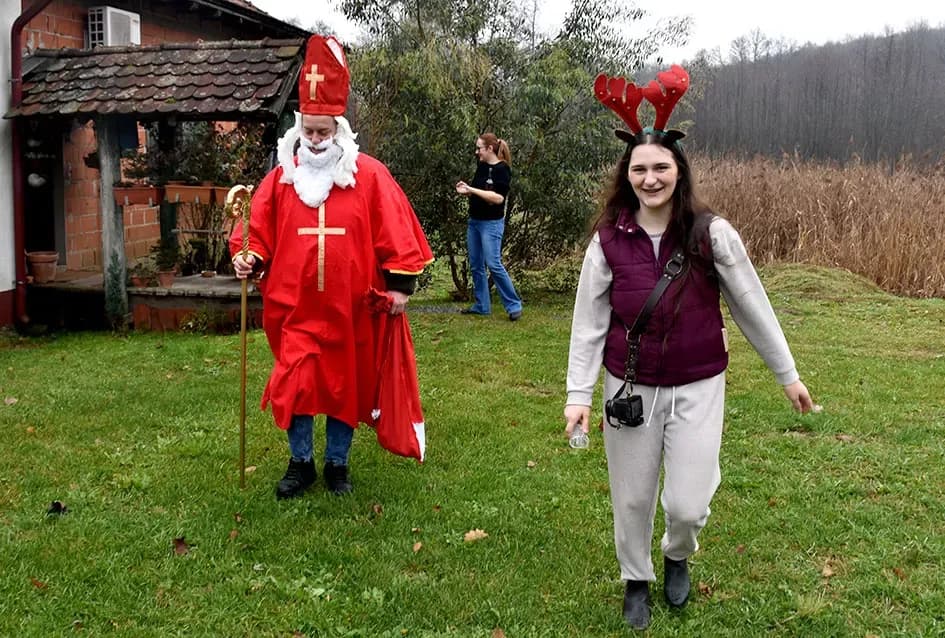 Sveti Nikola po prvi puta razveselio djecu u Štitnjaku: Krampus ostao bez posla, darovi stigli u svaku dobru čizmicu
