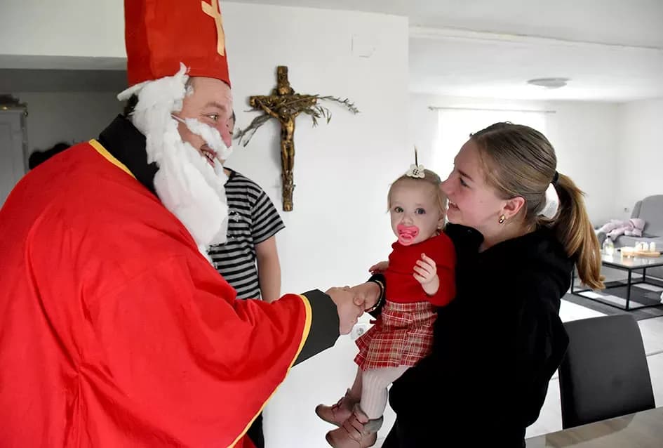 Sveti Nikola po prvi puta razveselio djecu u Štitnjaku: Krampus ostao bez posla, darovi stigli u svaku dobru čizmicu