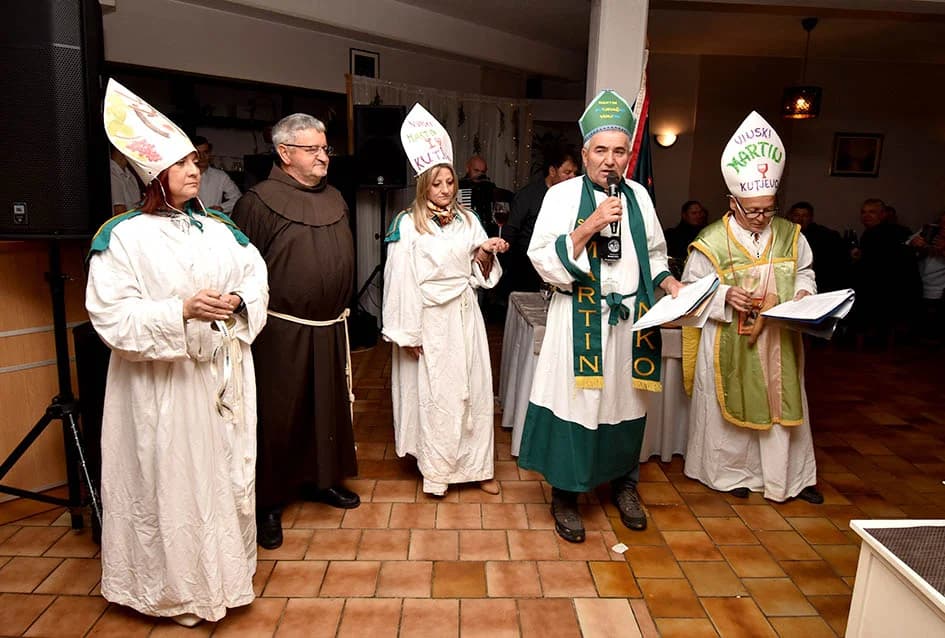 Supruge vinara došle na svoje, ples do jutra