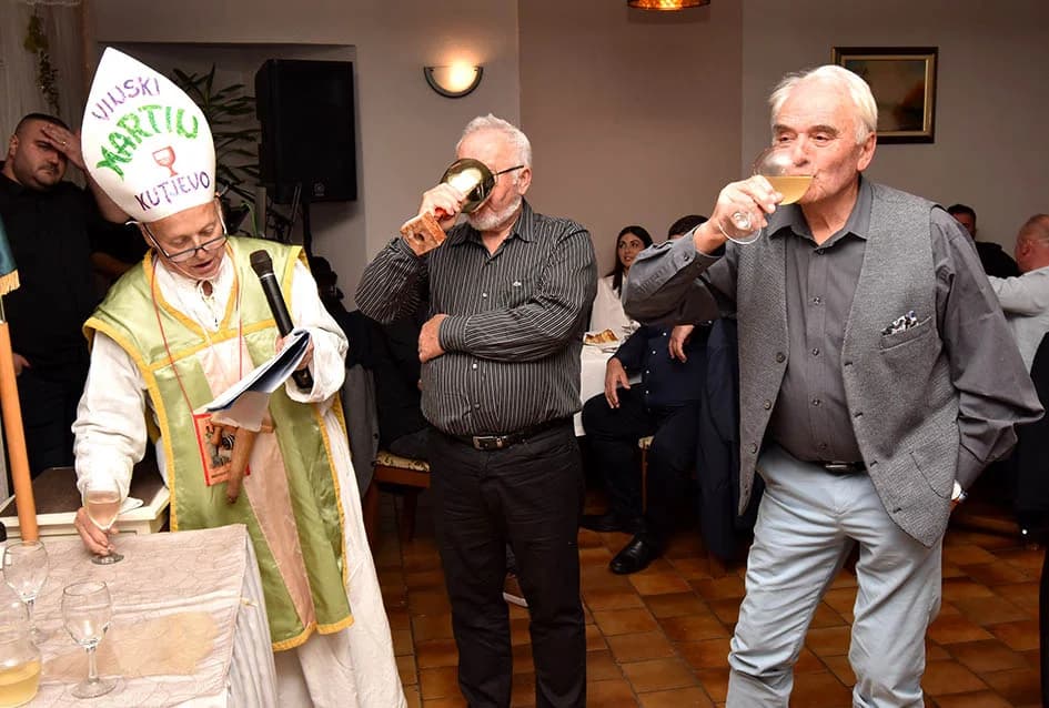 Supruge vinara došle na svoje, ples do jutra