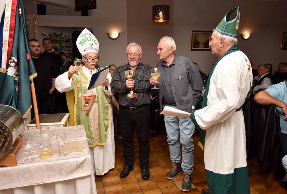Supruge vinara došle na svoje, ples do jutra