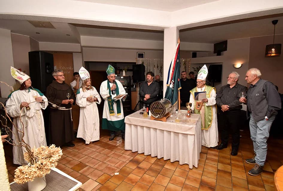 Supruge vinara došle na svoje, ples do jutra