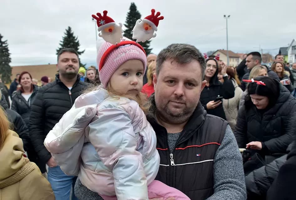 Bogat program i pokloni za najmlađe: Sveti Nikola razveselio mališane u Jakšiću