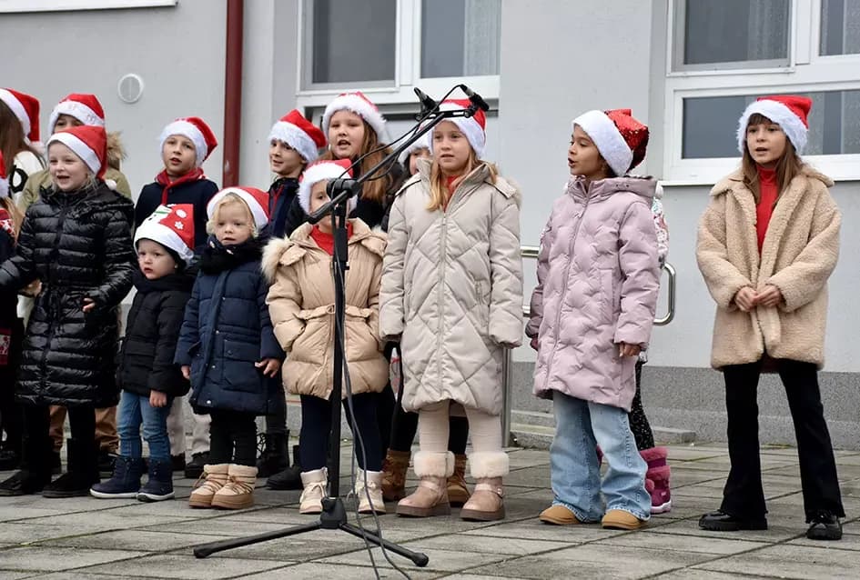 Bogat program i pokloni za najmlađe: Sveti Nikola razveselio mališane u Jakšiću