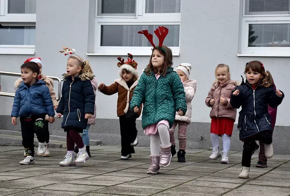 Bogat program i pokloni za najmlađe: Sveti Nikola razveselio mališane u Jakšiću