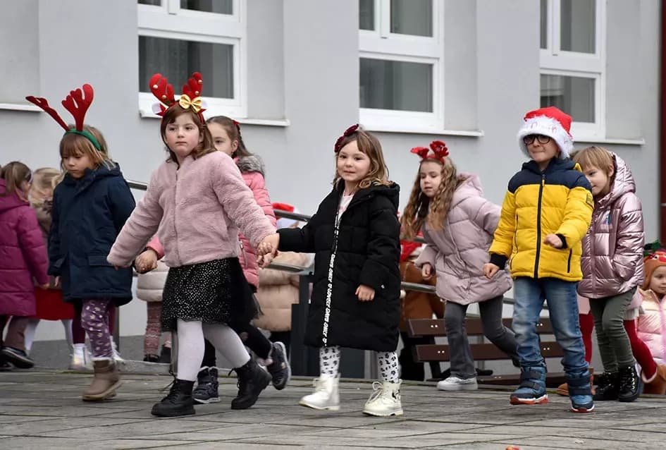 Bogat program i pokloni za najmlađe: Sveti Nikola razveselio mališane u Jakšiću