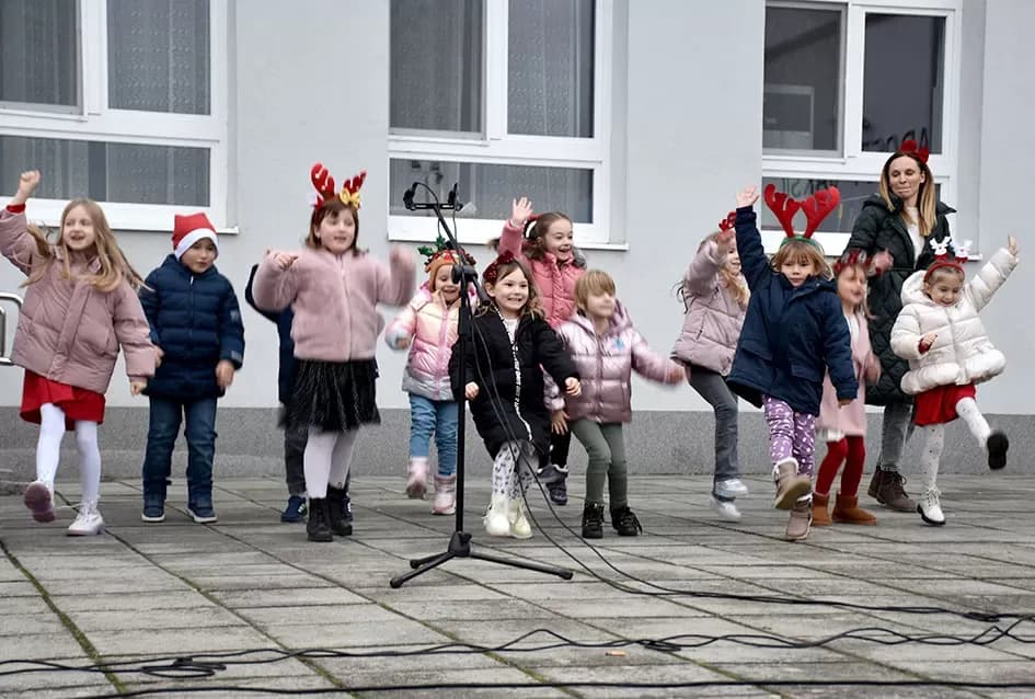 Bogat program i pokloni za najmlađe: Sveti Nikola razveselio mališane u Jakšiću