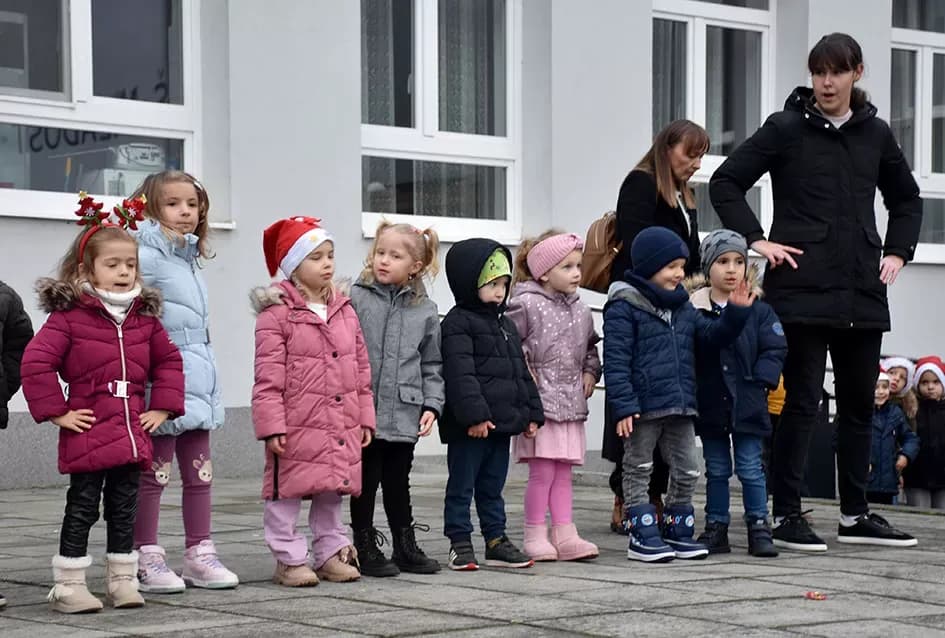 Bogat program i pokloni za najmlađe: Sveti Nikola razveselio mališane u Jakšiću