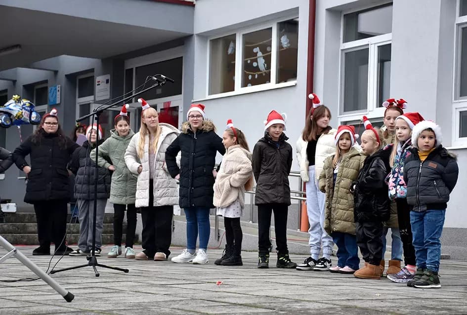 Bogat program i pokloni za najmlađe: Sveti Nikola razveselio mališane u Jakšiću