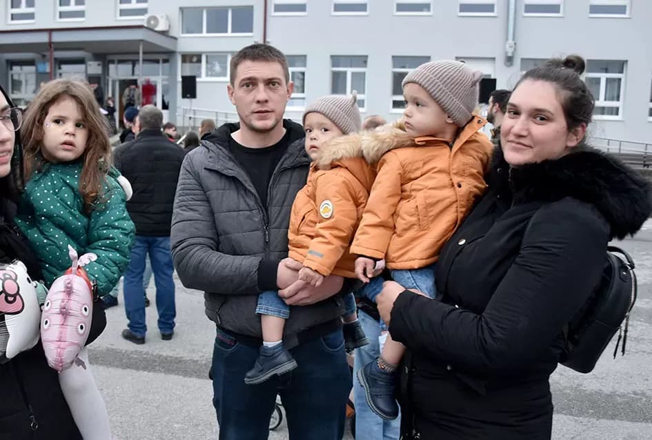 Bogat program i pokloni za najmlađe: Sveti Nikola razveselio mališane u Jakšiću