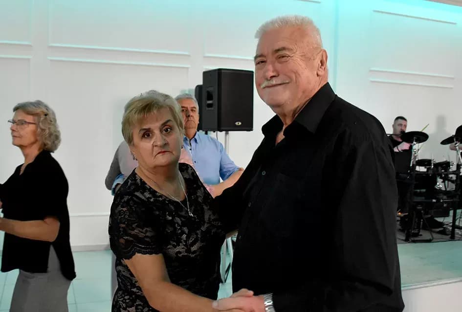 Plesna zabava u Gloriji unijela blagdanski duh u Požegu