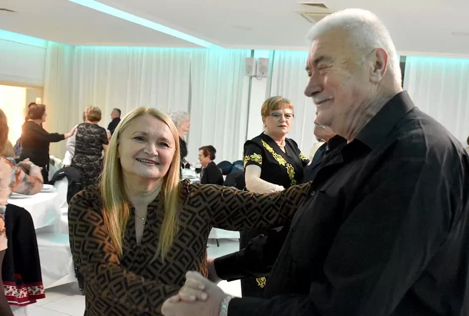 Plesna zabava u Gloriji unijela blagdanski duh u Požegu