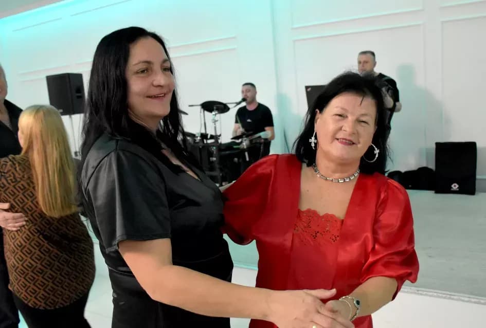 Plesna zabava u Gloriji unijela blagdanski duh u Požegu