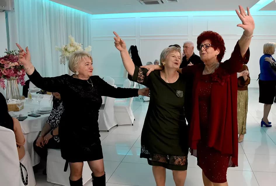 Plesna zabava u Gloriji unijela blagdanski duh u Požegu