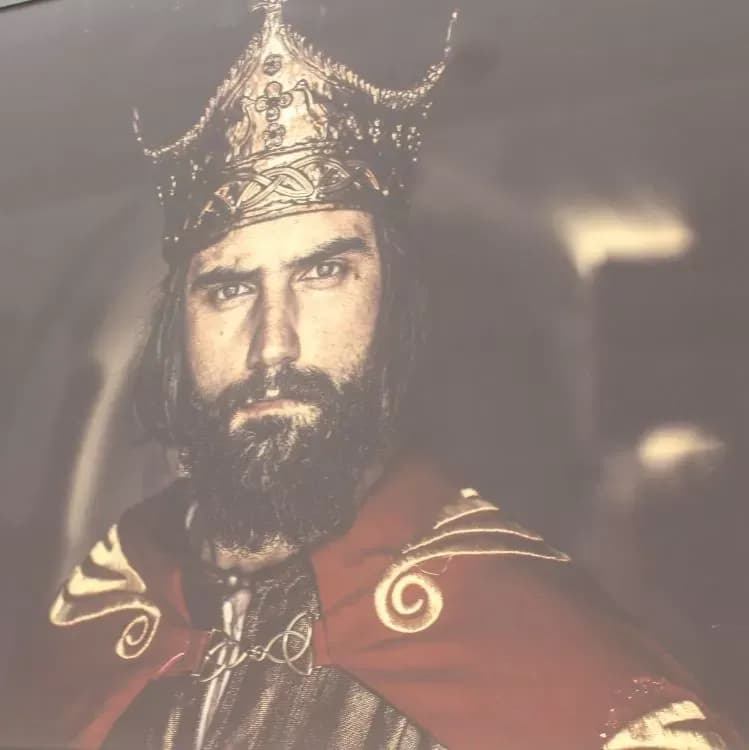 Otvorena izložba „Duvno polje-kraljevsko prijestolje“-   suvremena interpretacija predaje o krunidbi kralja Tomislava