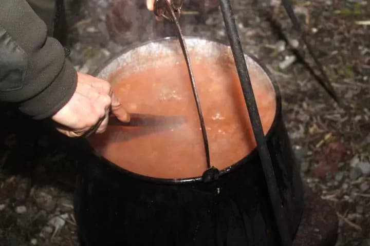 BEĆARSKI ŠOR: U veselom adventskom raspoloženju uz pikantni lovački čobanac i Tamburaški sastav „Zlatna dolina“