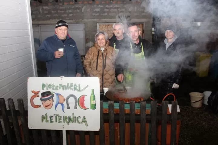 BEĆARSKI ŠOR: U veselom adventskom raspoloženju uz pikantni lovački čobanac i Tamburaški sastav „Zlatna dolina“