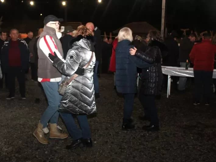 BEĆARSKI ŠOR: U veselom adventskom raspoloženju uz pikantni lovački čobanac i Tamburaški sastav „Zlatna dolina“