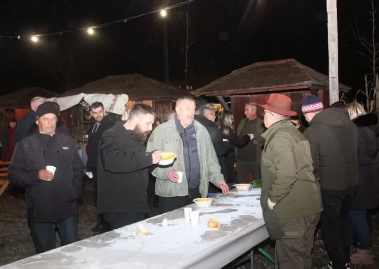 BEĆARSKI ŠOR: U veselom adventskom raspoloženju uz pikantni lovački čobanac i Tamburaški sastav „Zlatna dolina“
