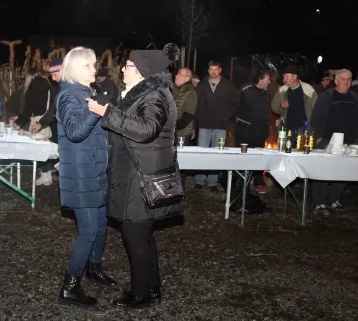 BEĆARSKI ŠOR: U veselom adventskom raspoloženju uz pikantni lovački čobanac i Tamburaški sastav „Zlatna dolina“