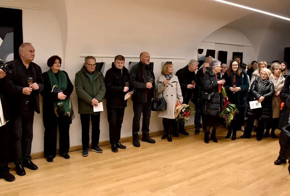 FRAGMENTI PROLAZNOSTI: Izložba Anite Grbavac Jakobović u Gradskom muzeju Požega ovjekovječila arkade kao simbole trajanja