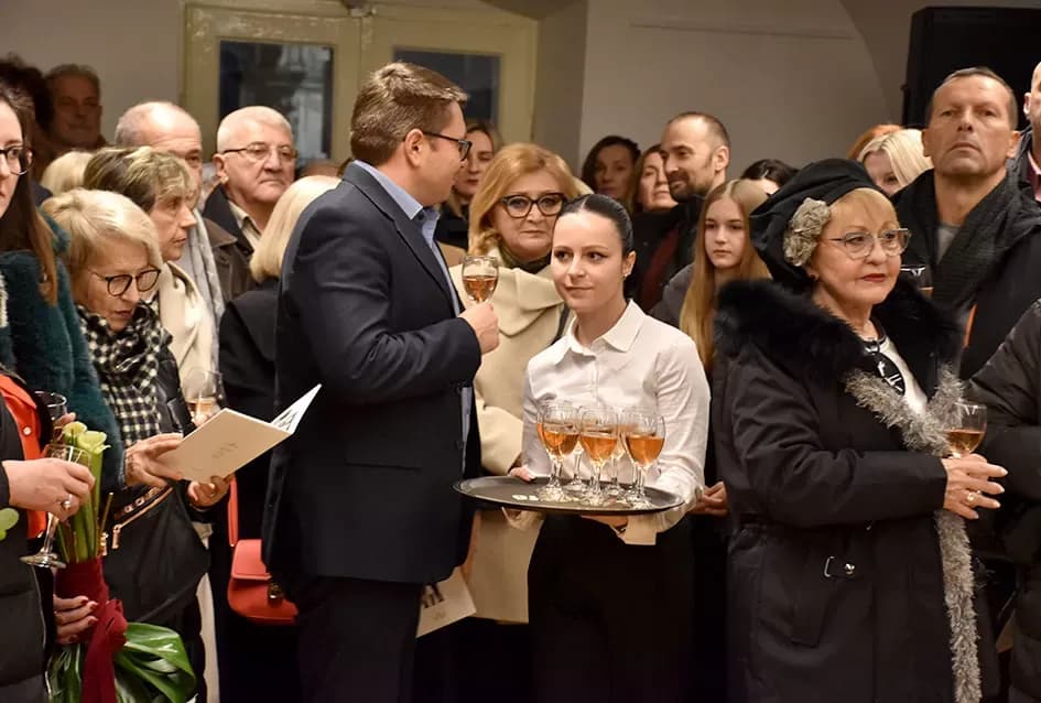 FRAGMENTI PROLAZNOSTI: Izložba Anite Grbavac Jakobović u Gradskom muzeju Požega ovjekovječila arkade kao simbole trajanja