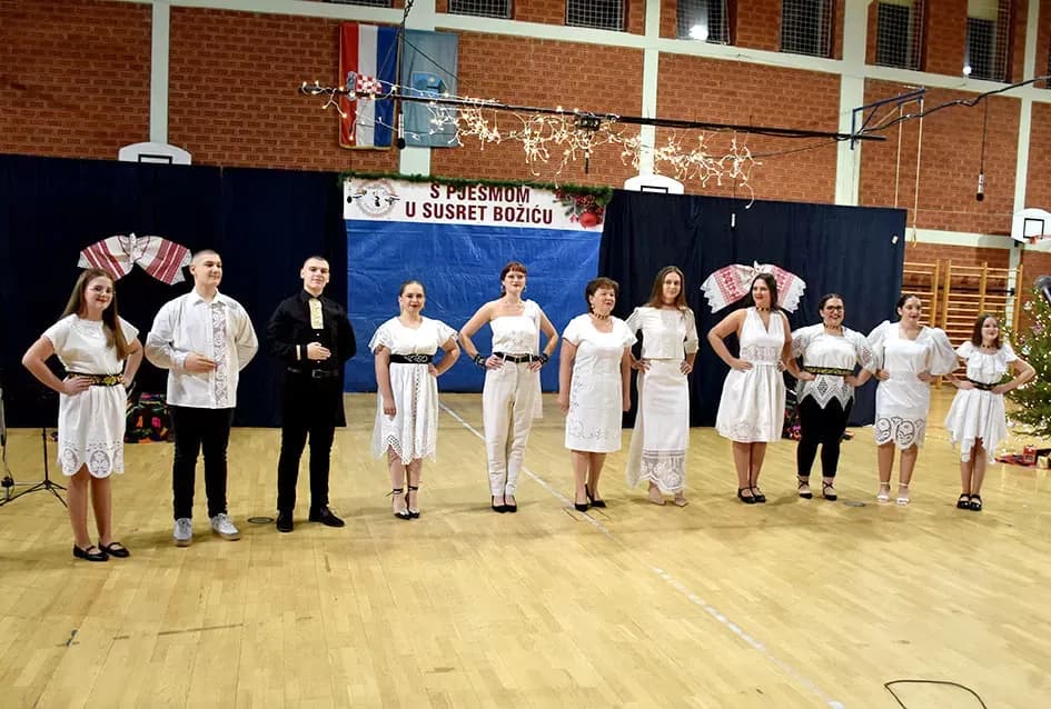 Tradicija u novom ruhu: Nada Grgić predstavila se etno kolekcijom u Brestovcu
