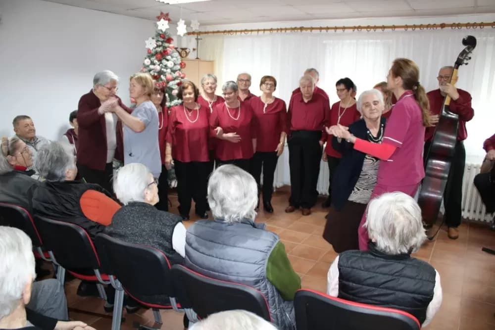 Blagdanska radost u Domu za starije: Matica umirovljenika Velika donijela pjesmu i osmijehe